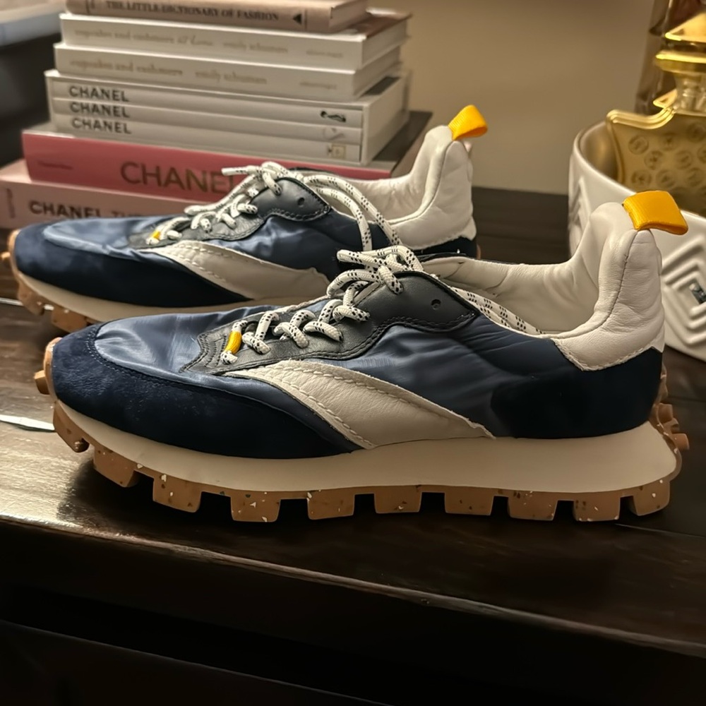 On Cept Runners size 8 NAVY!